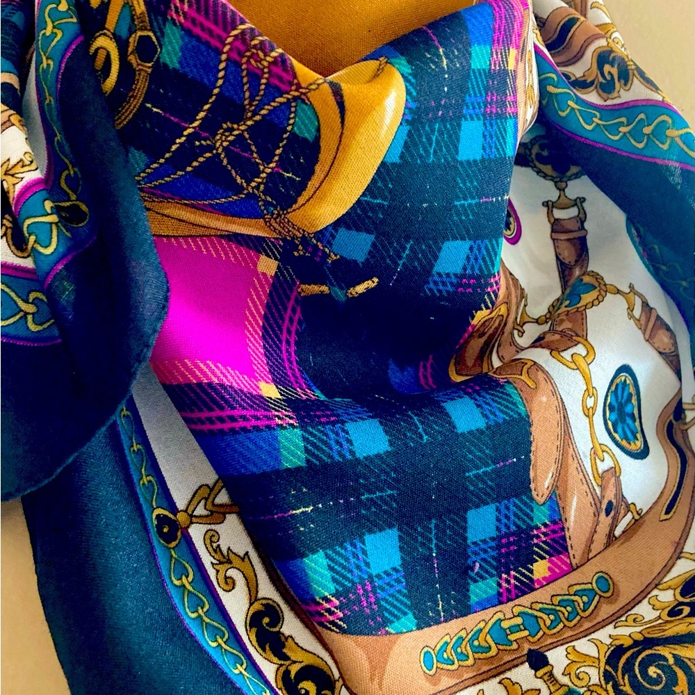 TRADITIONAL equestrian square scarf.
